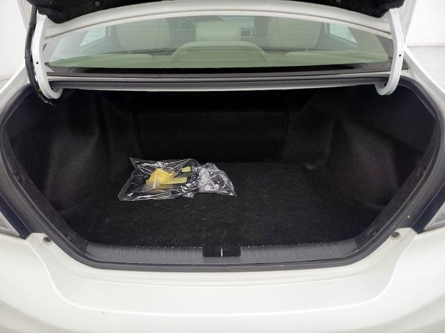 Photo of 2015 White Honda Civic Hybrid