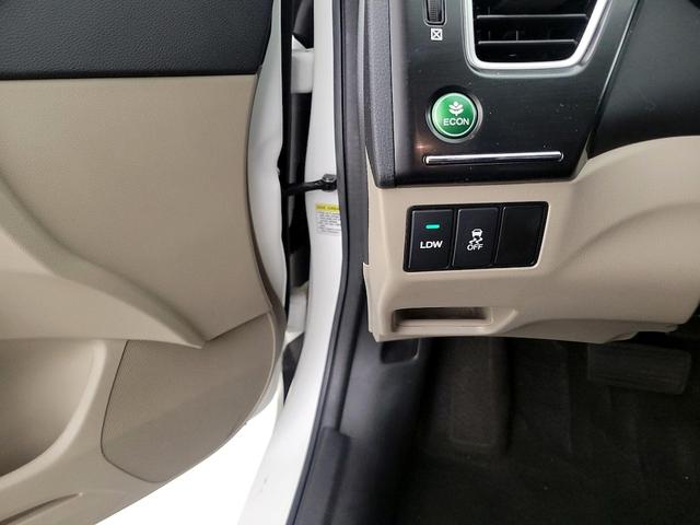 Photo of 2015 White Honda Civic Hybrid