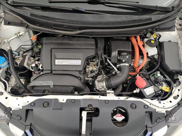 Photo of 2015 White Honda Civic Hybrid