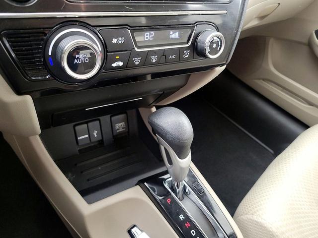 Photo of 2015 White Honda Civic Hybrid