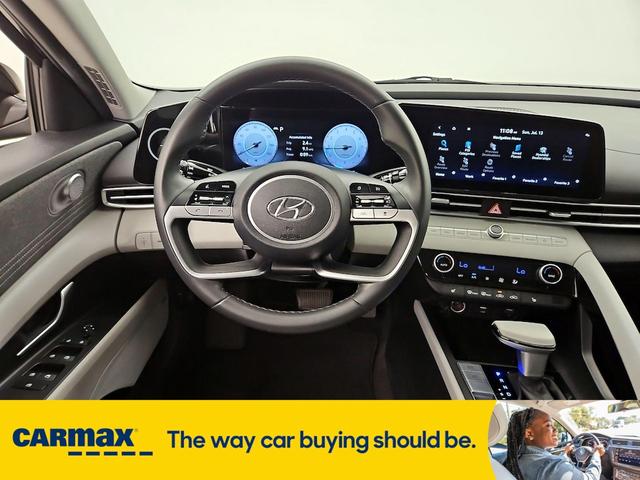Photo of 2022 Black Hyundai ELANTRA