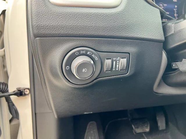 Photo of 2021 White Clearcoat Jeep Compass