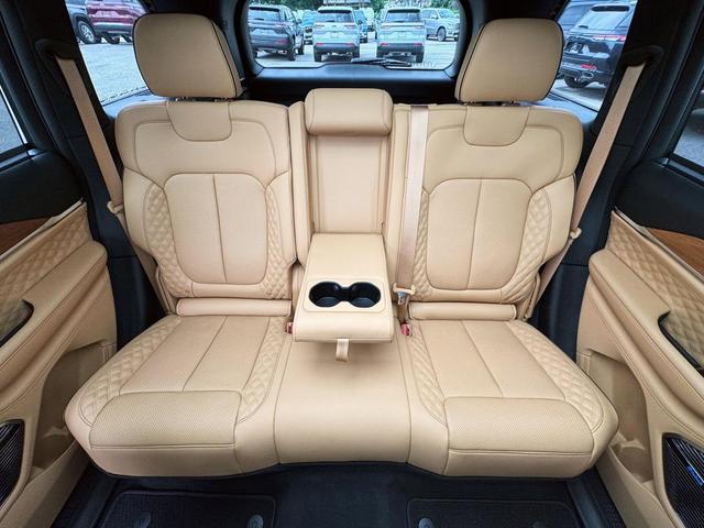 Photo of 2023 Diamond Black Crystal Pearlcoat Jeep Grand Cherokee 4xe