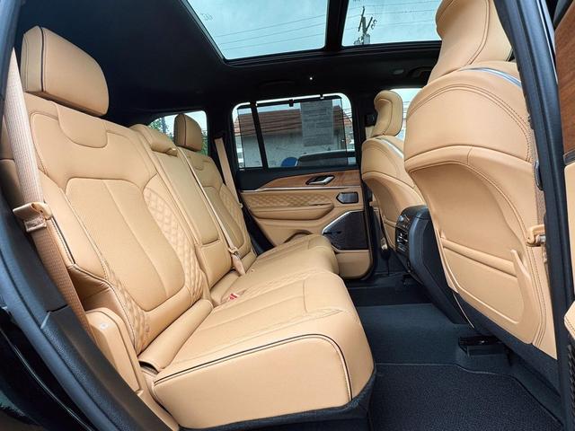 Photo of 2023 Diamond Black Crystal Pearlcoat Jeep Grand Cherokee 4xe