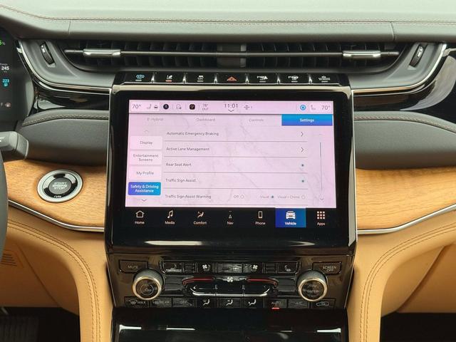 Photo of 2023 Diamond Black Crystal Pearlcoat Jeep Grand Cherokee 4xe