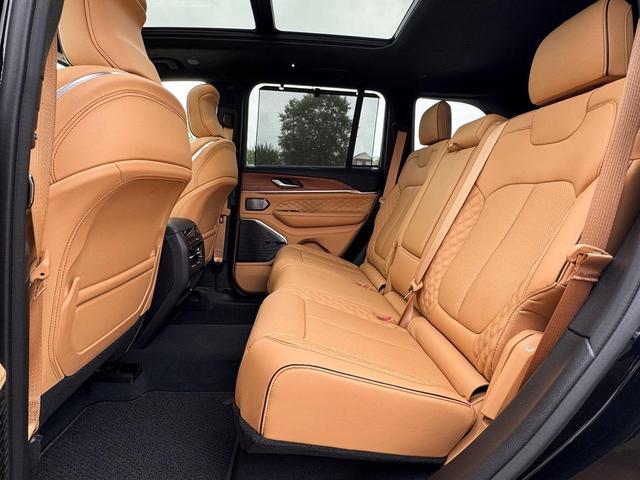 Photo of 2023 Diamond Black Crystal Pearlcoat Jeep Grand Cherokee 4xe