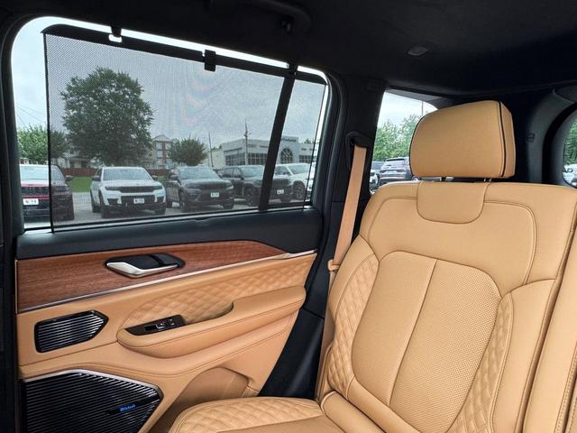 Photo of 2023 Diamond Black Crystal Pearlcoat Jeep Grand Cherokee 4xe