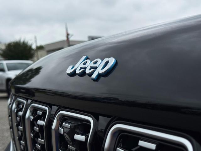 Photo of 2023 Diamond Black Crystal Pearlcoat Jeep Grand Cherokee 4xe