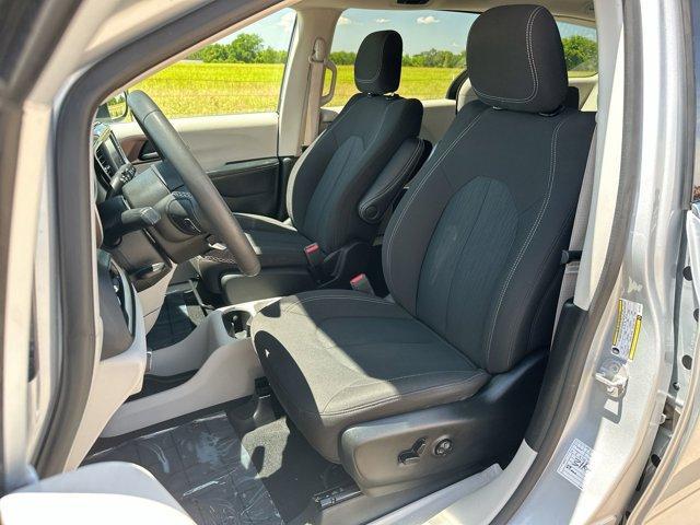 Photo of 2023 Silver Mist Clearcoat Chrysler Voyager