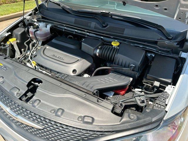 Photo of 2023 Silver Mist Clearcoat Chrysler Voyager