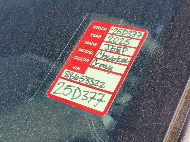 Photo of 2025 Metallic Jeep Grand Cherokee L