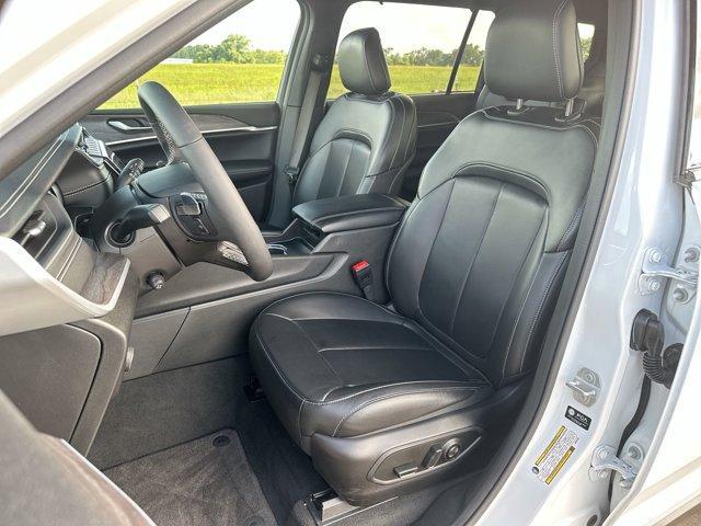 Photo of 2025 Bright White Clearcoat Jeep Grand Cherokee L