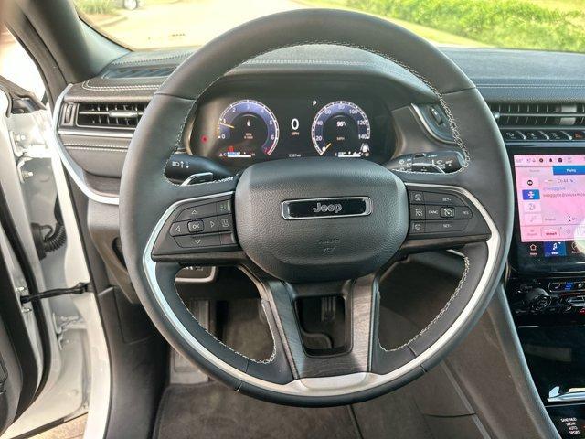 Photo of 2025 Bright White Clearcoat Jeep Grand Cherokee L