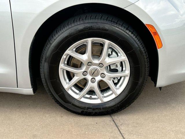 Photo of 2023 Silver Mist Clearcoat Chrysler Voyager