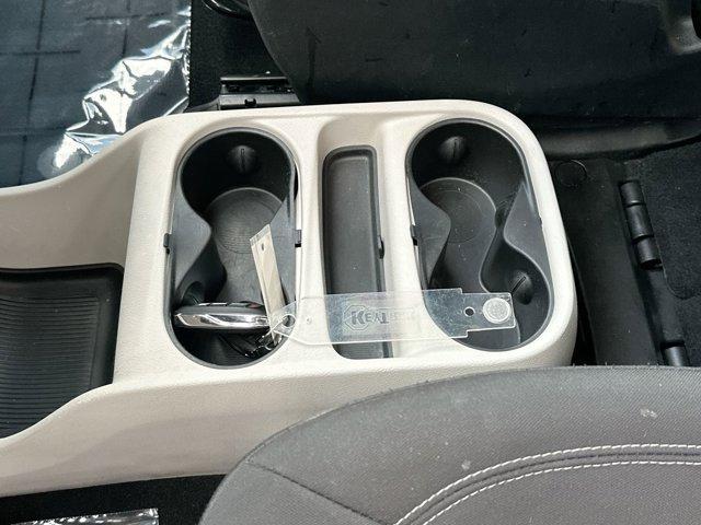 Photo of 2023 Silver Mist Clearcoat Chrysler Voyager