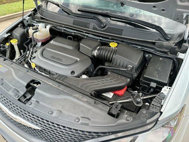 Photo of 2023 Silver Mist Clearcoat Chrysler Voyager