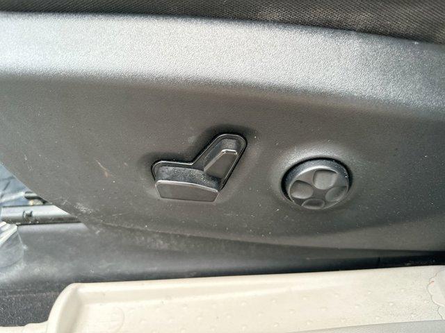 Photo of 2023 Silver Mist Clearcoat Chrysler Voyager