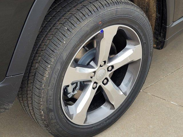Photo of 2025 Diamond Black Jeep Grand Cherokee L