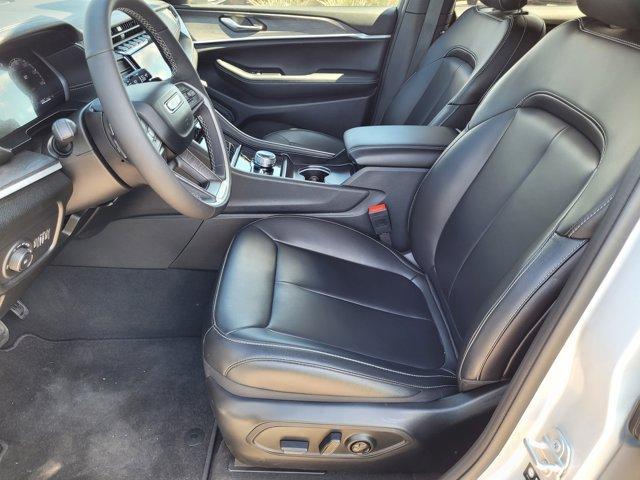 Photo of 2025 Silver Zynith Jeep Grand Cherokee L