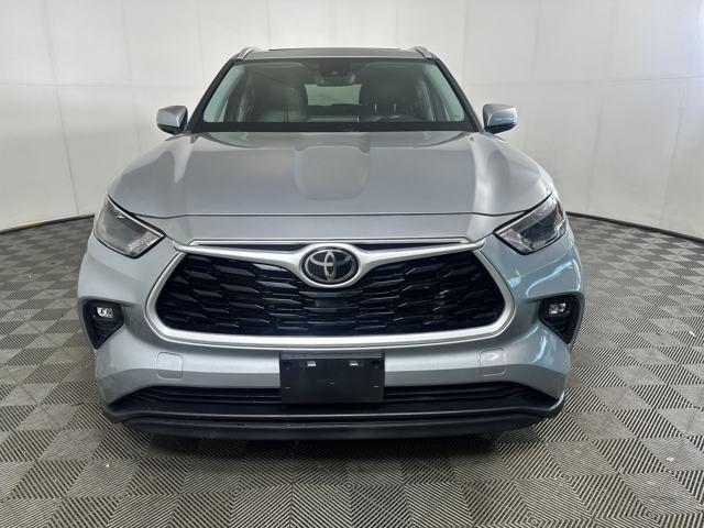 Photo of 2022 Celestial Silver Metallic Toyota Highlander