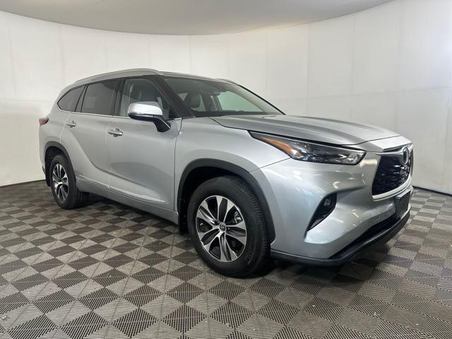 Photo of 2022 Celestial Silver Metallic Toyota Highlander