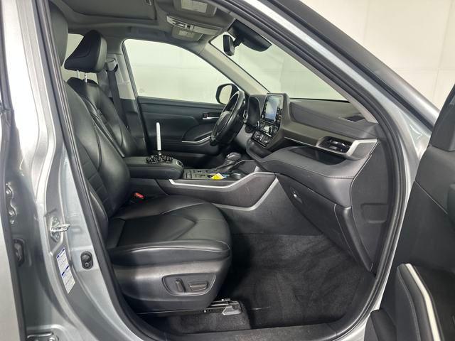 Photo of 2022 Celestial Silver Metallic Toyota Highlander