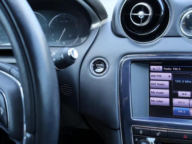 Photo of 2014 Rhodium Silver Metallic Jaguar XJ
