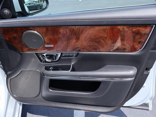 Photo of 2014 Rhodium Silver Metallic Jaguar XJ