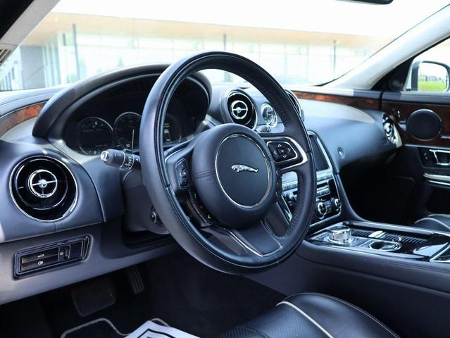 Photo of 2014 Rhodium Silver Metallic Jaguar XJ