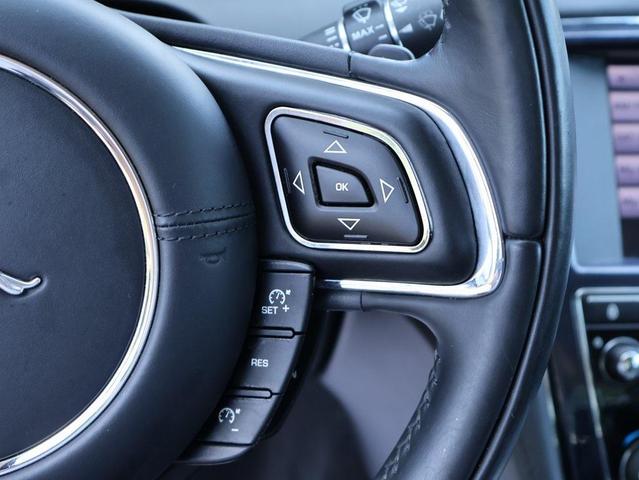 Photo of 2014 Rhodium Silver Metallic Jaguar XJ
