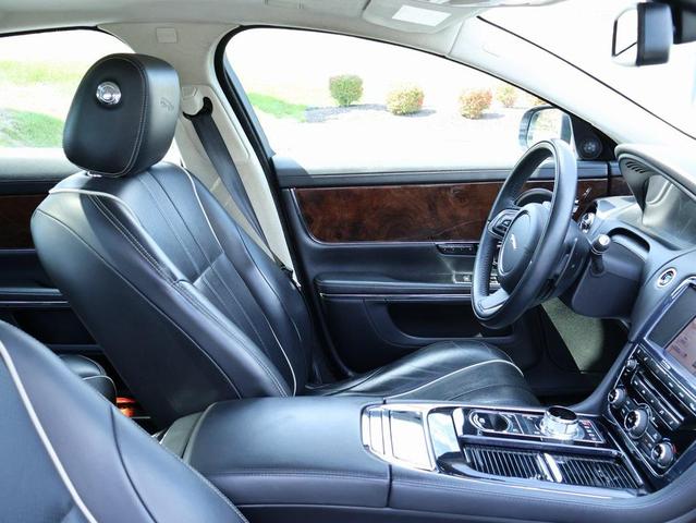 Photo of 2014 Rhodium Silver Metallic Jaguar XJ