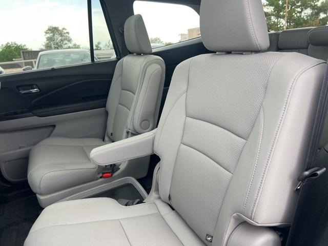 Photo of 2022 Lunar Silver Metallic Honda Pilot