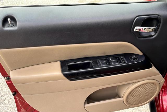 Photo of 2014 Burgundy Jeep Patriot