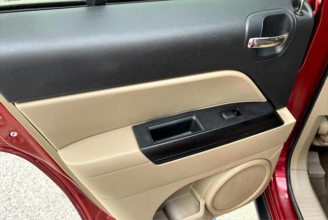 Photo of 2014 Burgundy Jeep Patriot