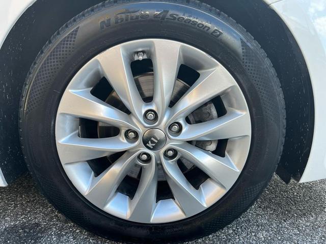 Photo of 2018 Arctic Metallic Kia Optima