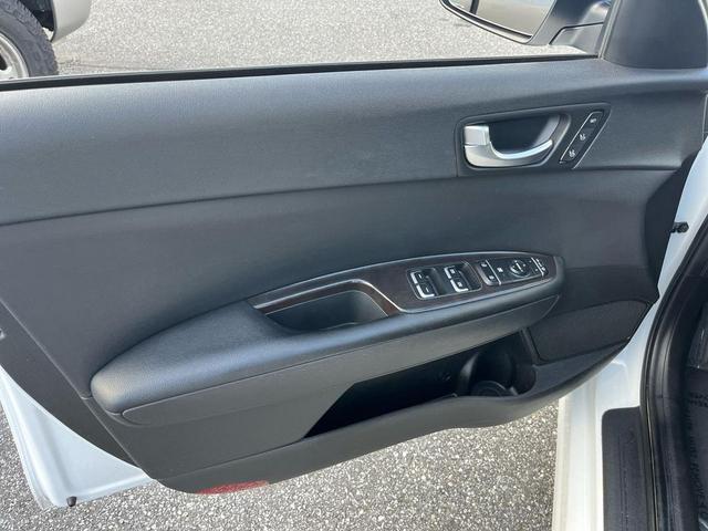 Photo of 2018 Arctic Metallic Kia Optima