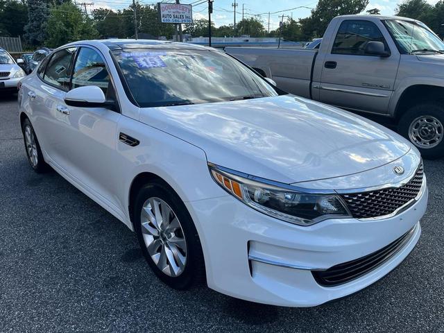 Photo of 2018 Arctic Metallic Kia Optima