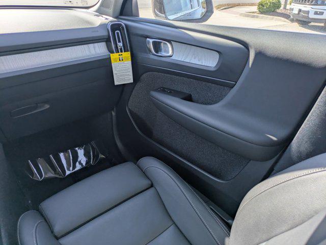 Photo of 2025 Onyx Black Volvo XC40