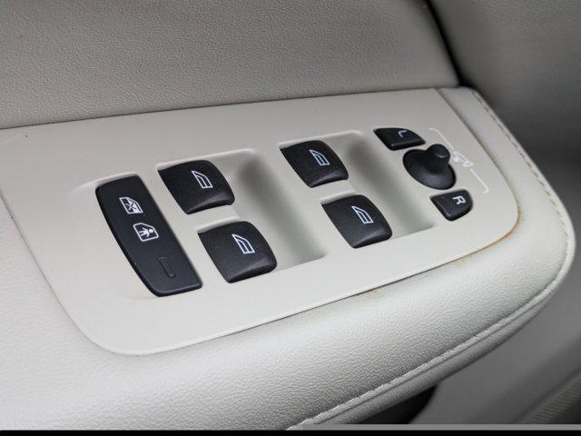 Photo of 2023 Denim Blue Metallic Volvo V60 Cross Country