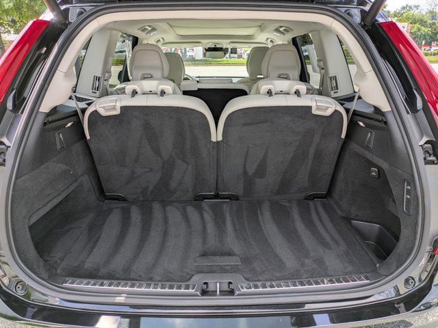 Photo of 2022 Onyx Black Metallic Volvo XC90