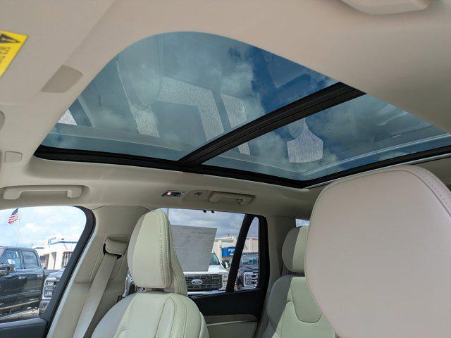 Photo of 2022 Onyx Black Metallic Volvo XC90