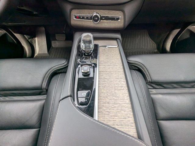 Photo of 2023 Bright Volvo XC90