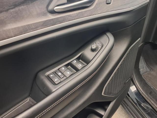 Photo of 2022 Diamond Black Crystal Pearlcoat Jeep Grand Cherokee