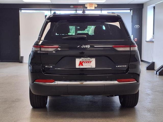 Photo of 2022 Diamond Black Crystal Pearlcoat Jeep Grand Cherokee