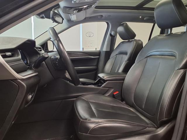Photo of 2022 Diamond Black Crystal Pearlcoat Jeep Grand Cherokee