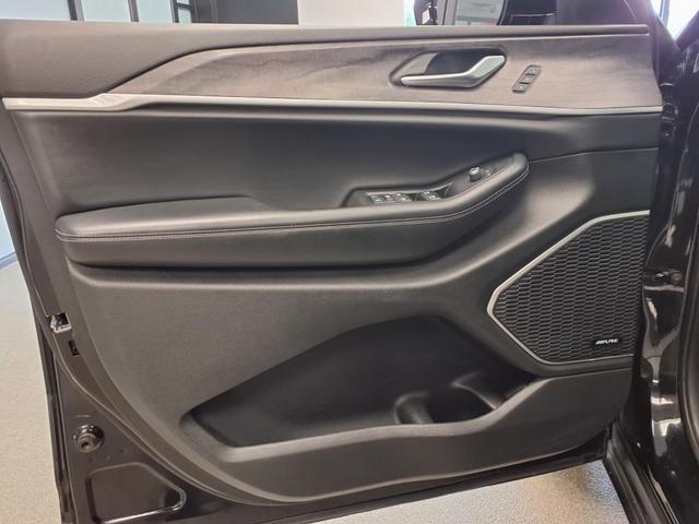 Photo of 2022 Diamond Black Crystal Pearlcoat Jeep Grand Cherokee