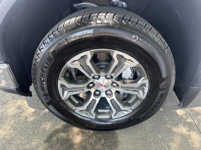 Photo of 2025 Summit White GMC Sierra 1500