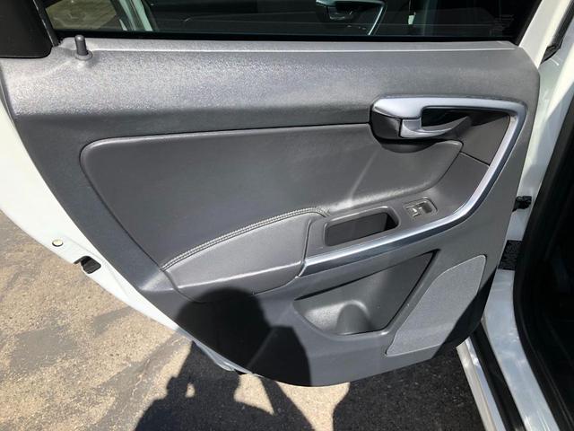 Photo of 2015 Crystal White Pearl Volvo XC60