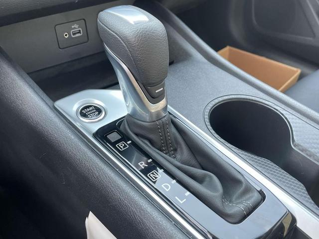 Photo of 2022 Glacier White Nissan Altima