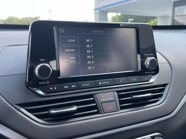 Photo of 2022 Glacier White Nissan Altima